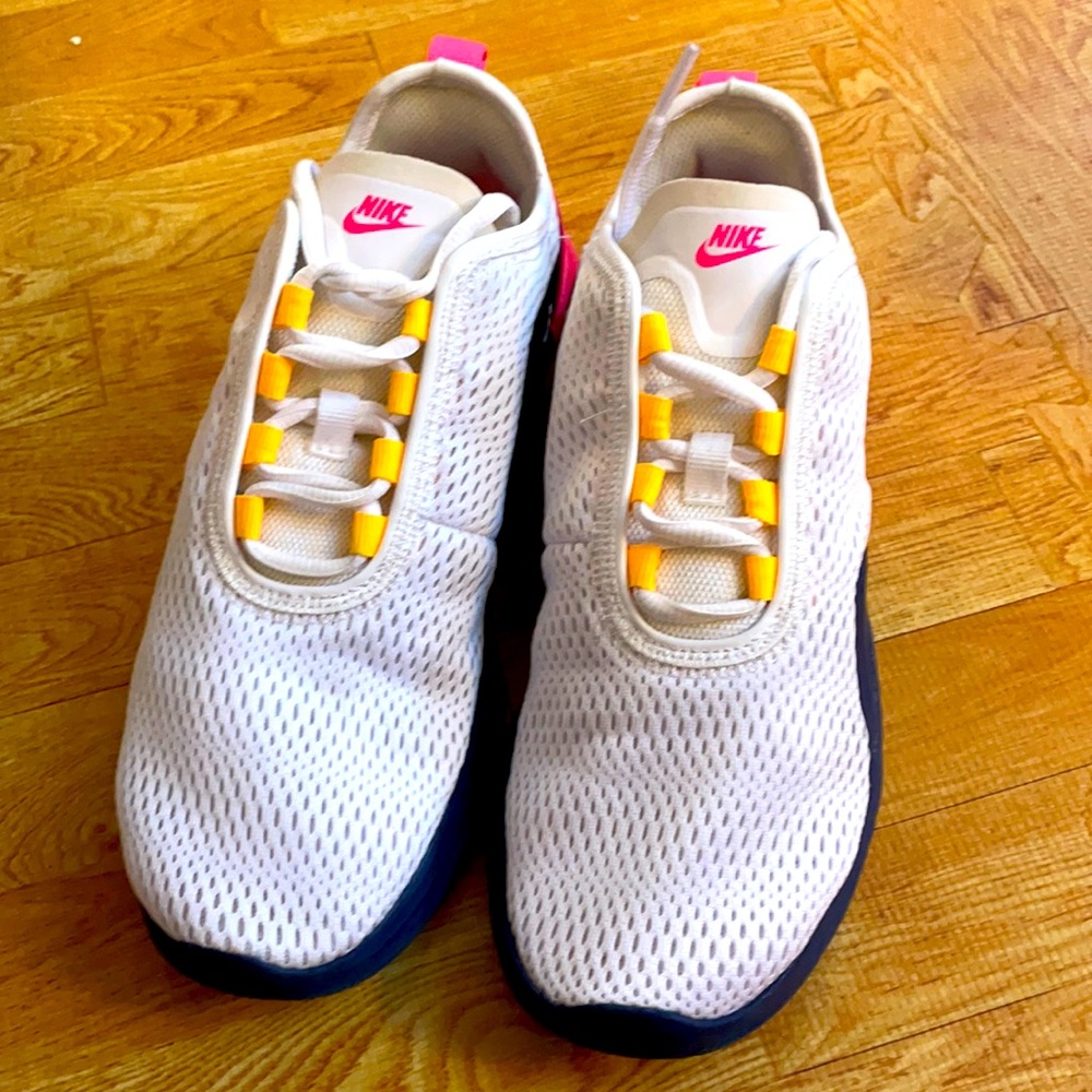 Women’s Nike Air Max Motion size 7